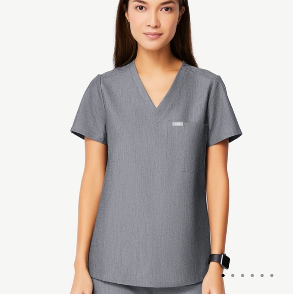 Figs Catarina™ One-Pocket Short Sleeve Classic Fit Scrub Top in Graphite S - Picture 1 of 15